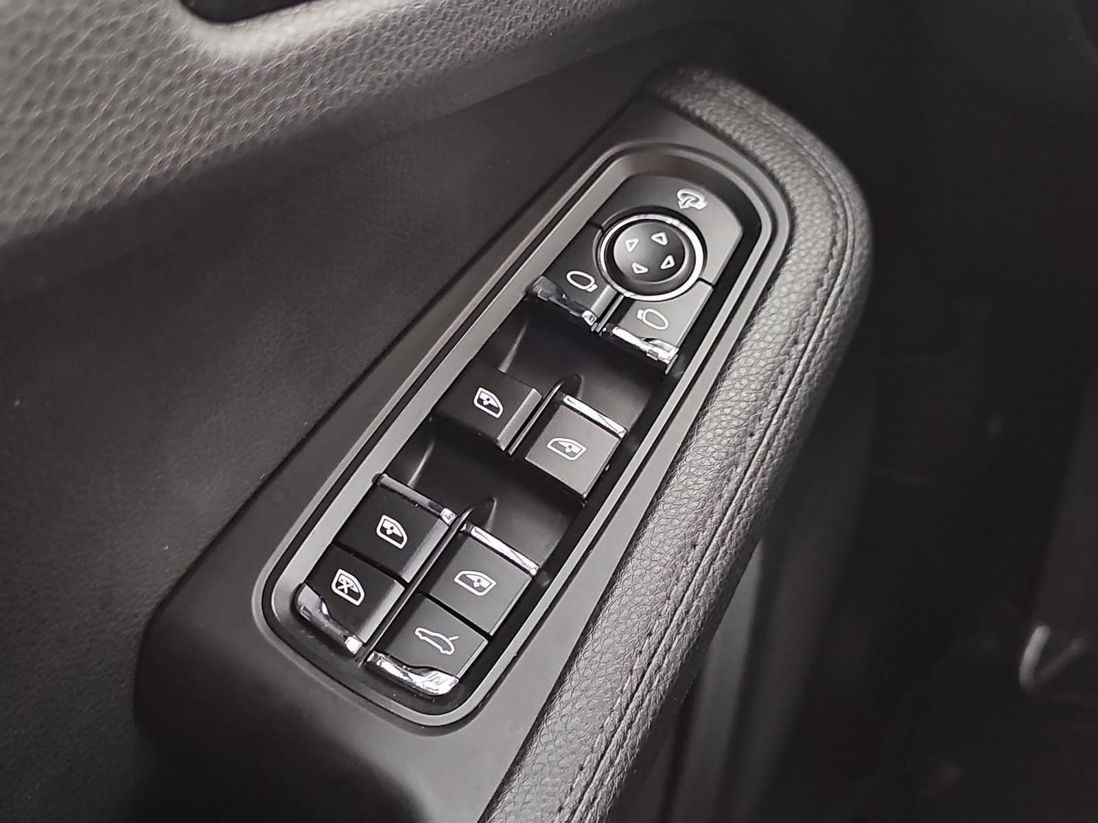 Used 2018 Silver Porsche  image 26