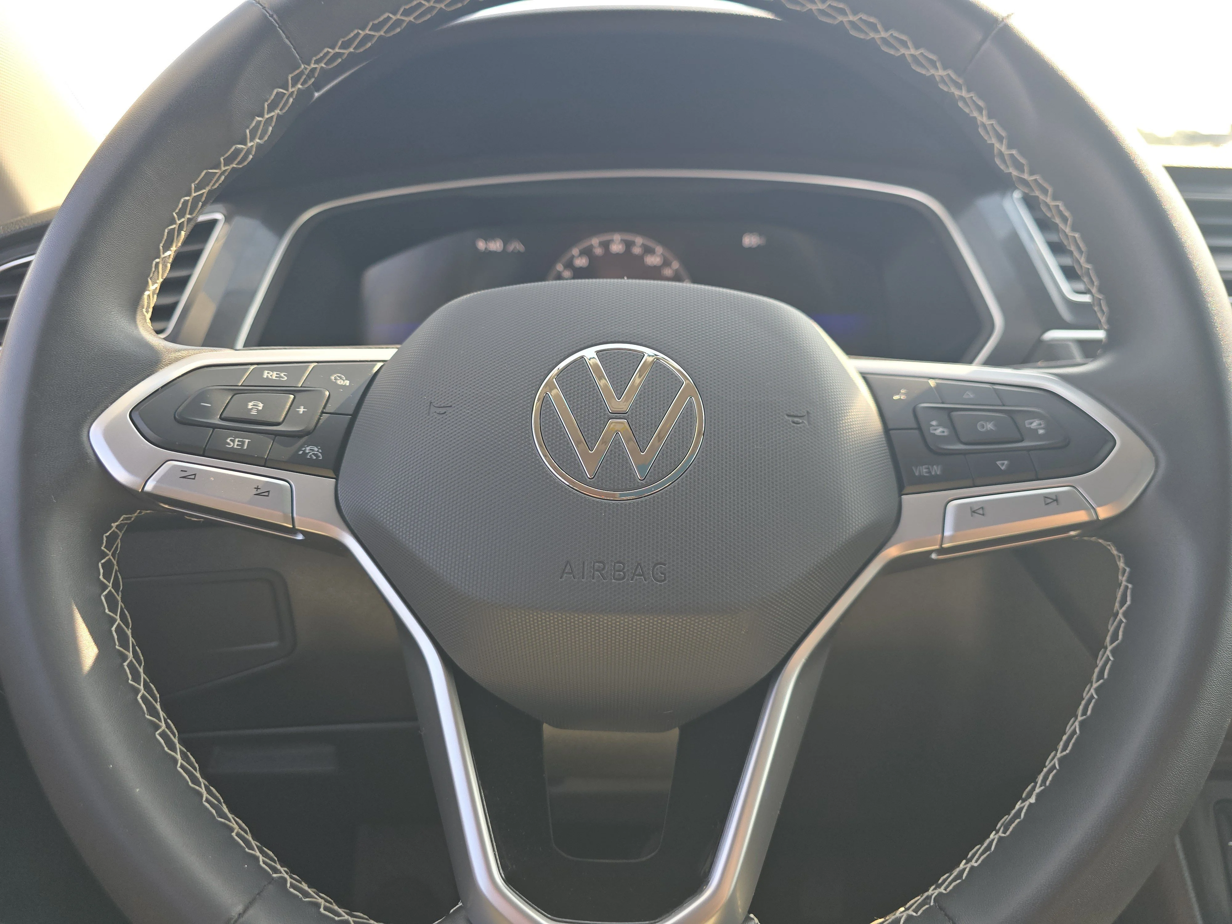 Certified Used 2024 Pyrite Silver Metallic Volkswagen SE image 23