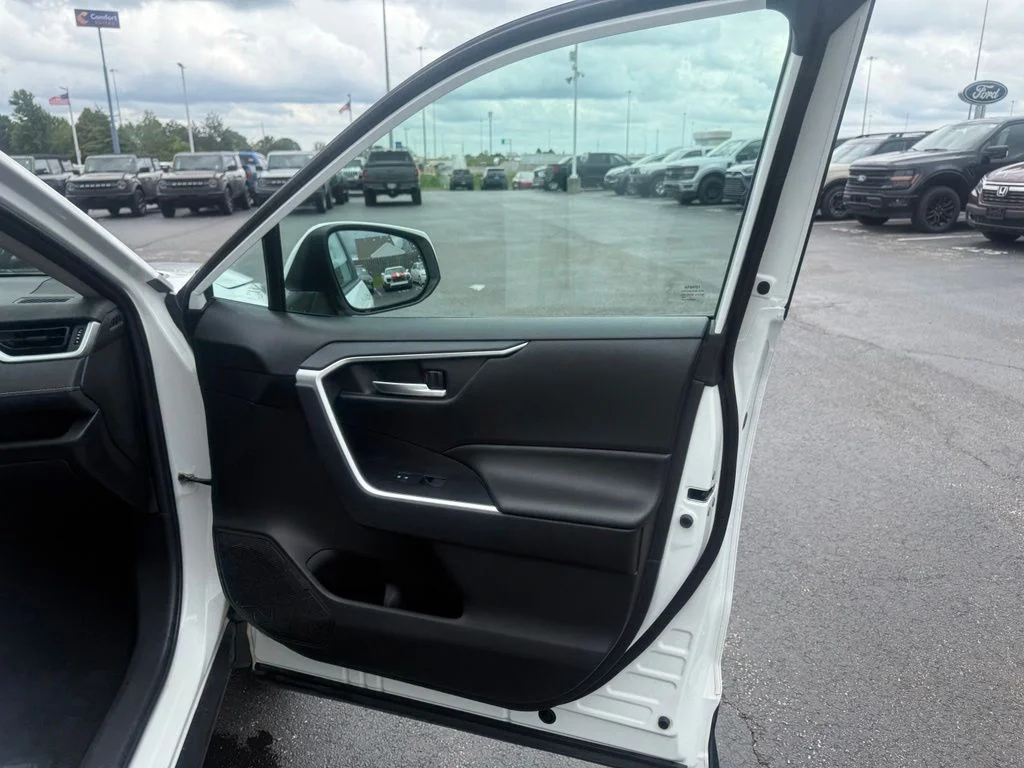 Used 2019 White Toyota XLE image 49