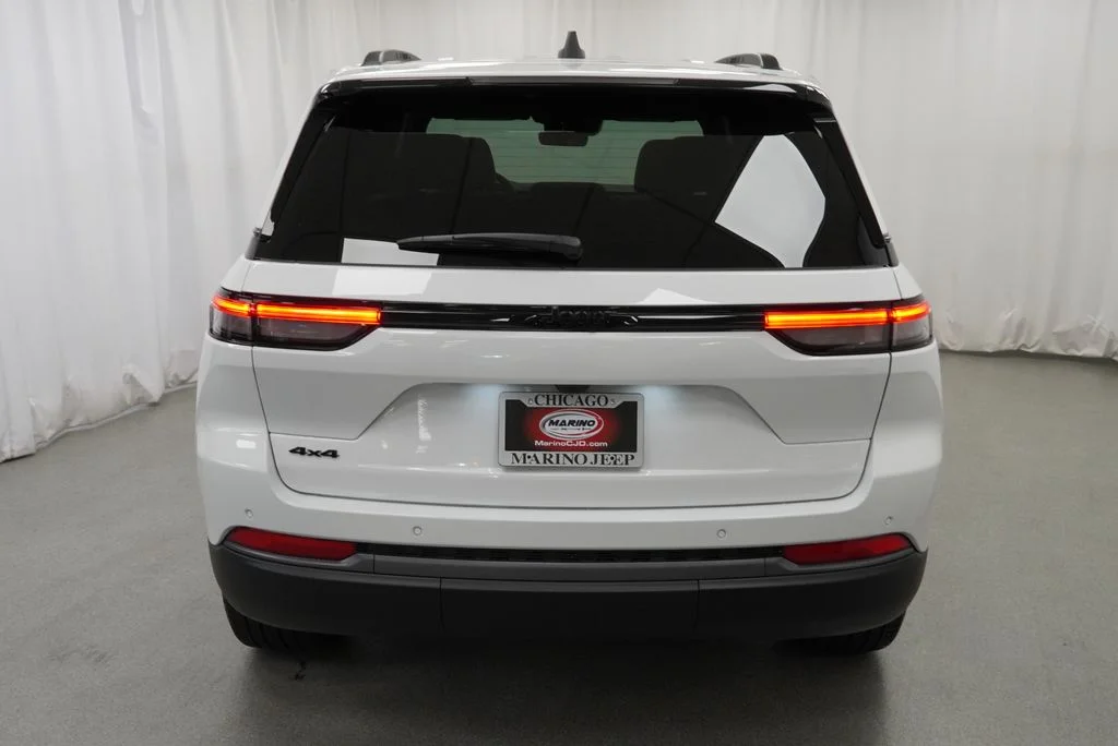 New 2027 Bright White Clear-Coat Paint Jeep Limited image 10