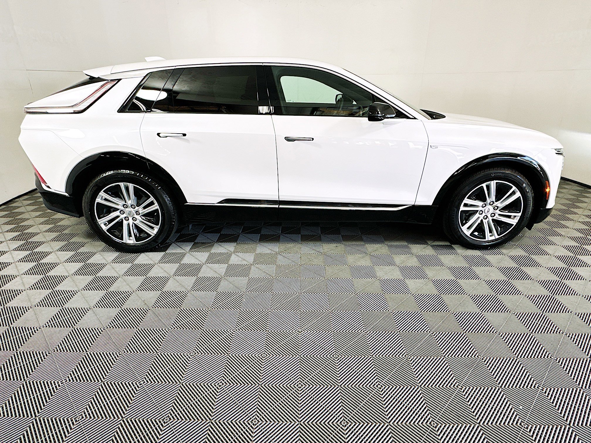 Used 2024 Cadillac LYRIQ Tech with VIN 1GYKPMRKXRZ123551 for sale in Coconut Creek, FL