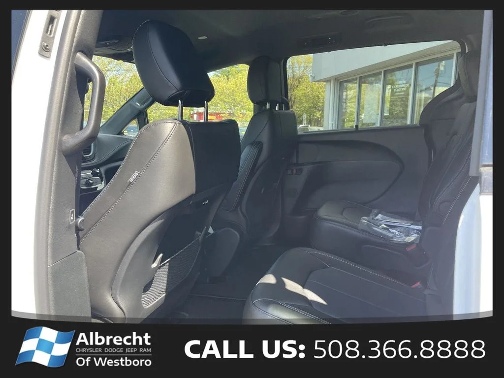 New 2026 Bright White Clear-Coat Exterior Paint Chrysler Select image 11