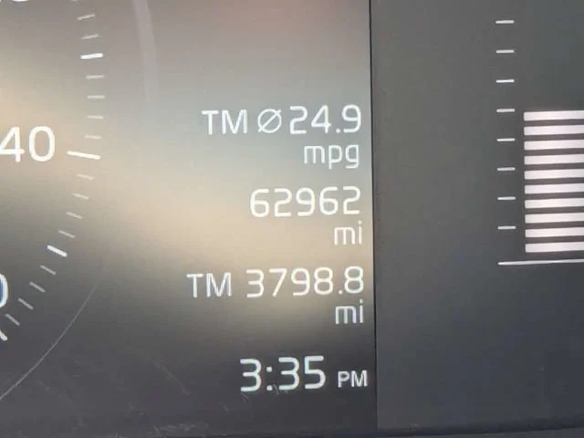 Used 2019  Volvo Momentum image 31