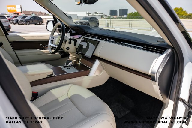 Used 2024  Land Rover SE image 12