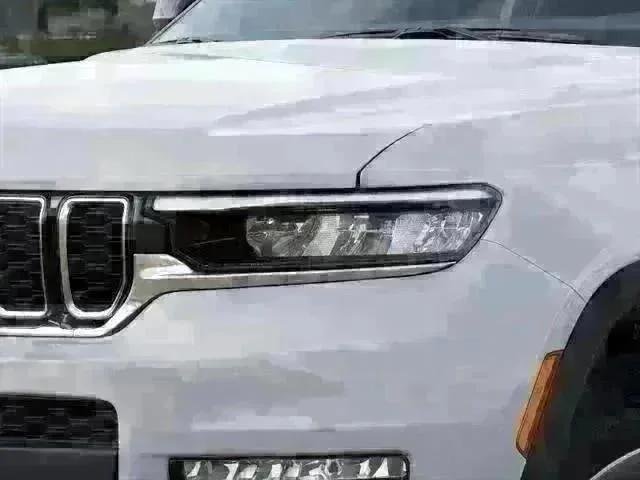 New 2025 Bright White Clear-Coat Exterior Paint Jeep Limited image 36