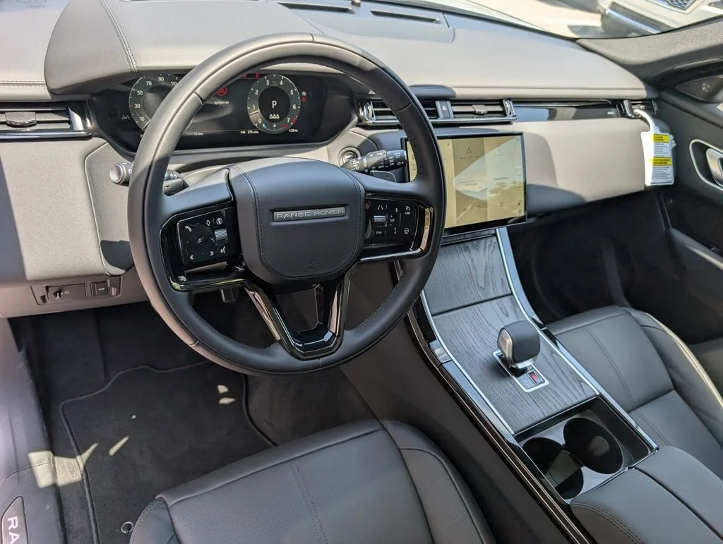 New 2026 Arroios Grey Land Rover Dynamic SE image 4