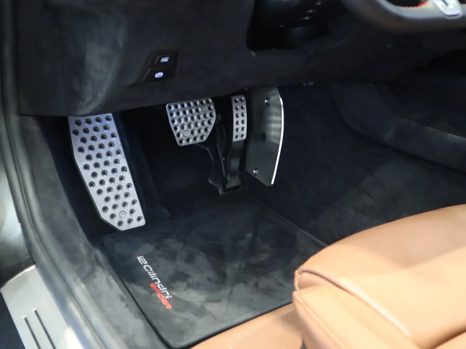 Used 2026 Grigio Silverstone Ferrari Spider image 30