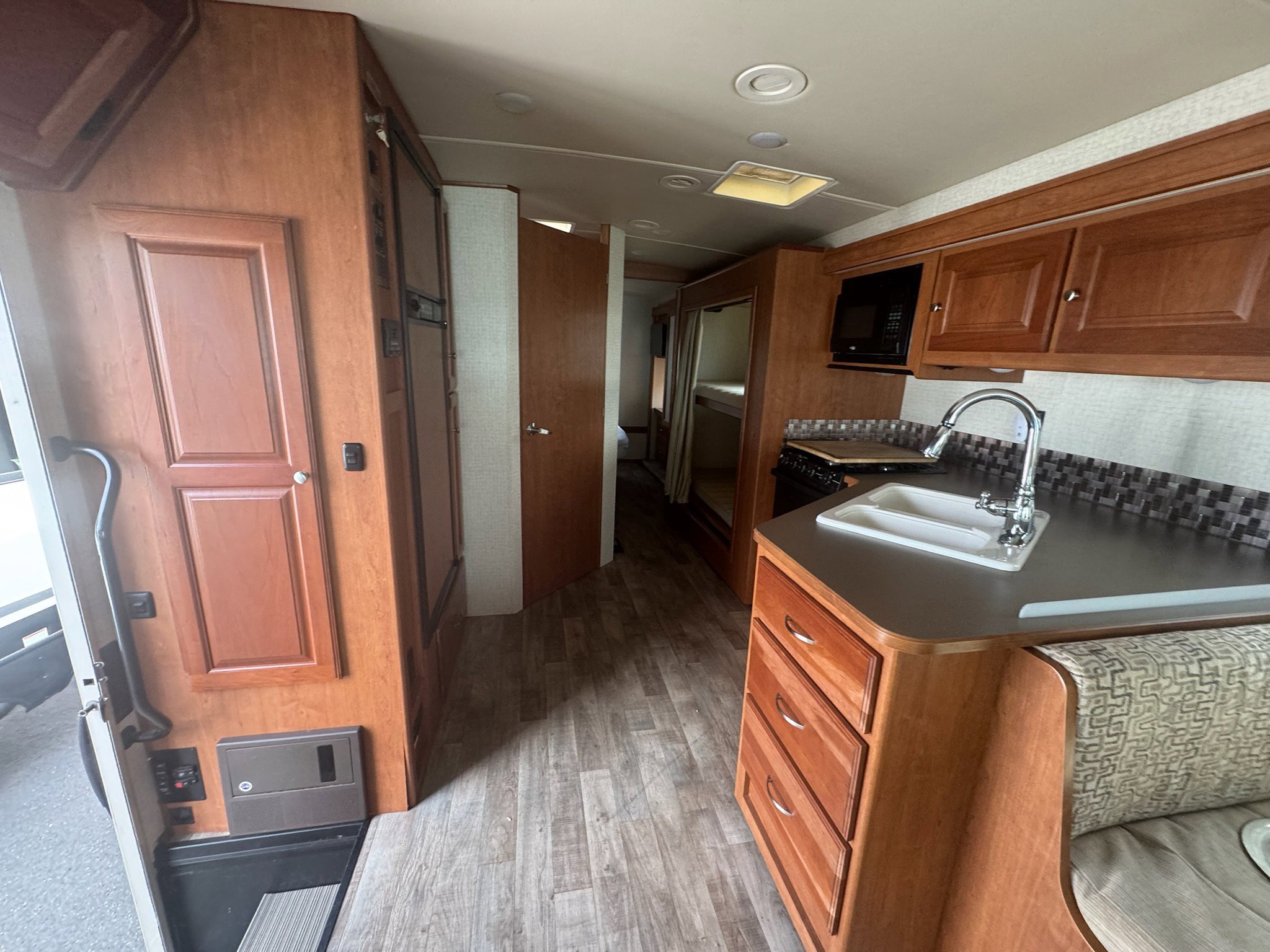 Used 2017  Winnebago 31BE image 13
