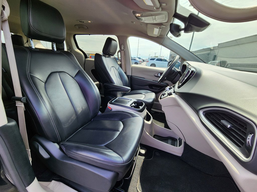 Used 2023 Brilliant Black Crystal Pearlcoat Chrysler Touring L image 14