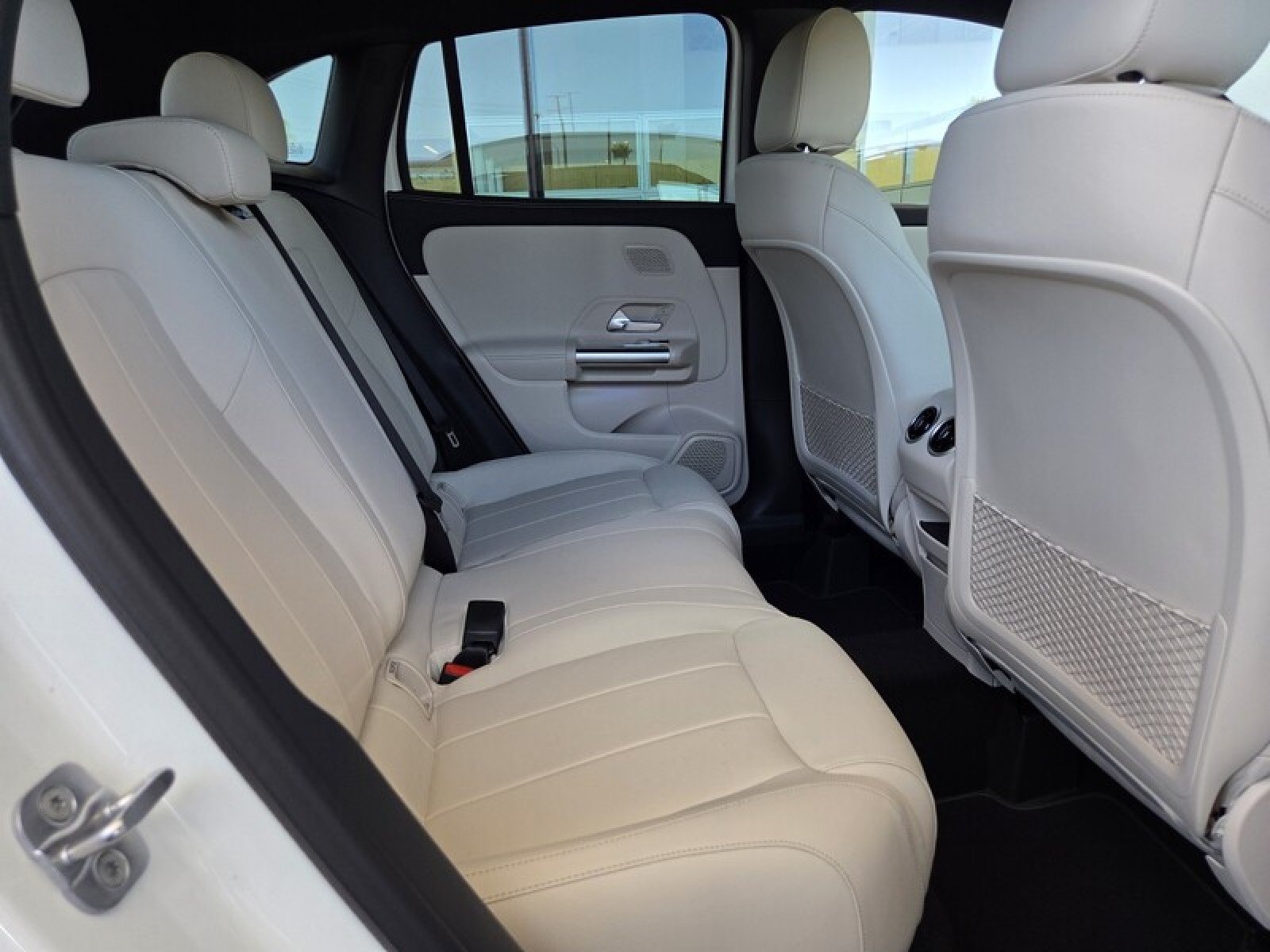 New 2026 Polar White Mercedes-Benz GLA 250 SUV image 17