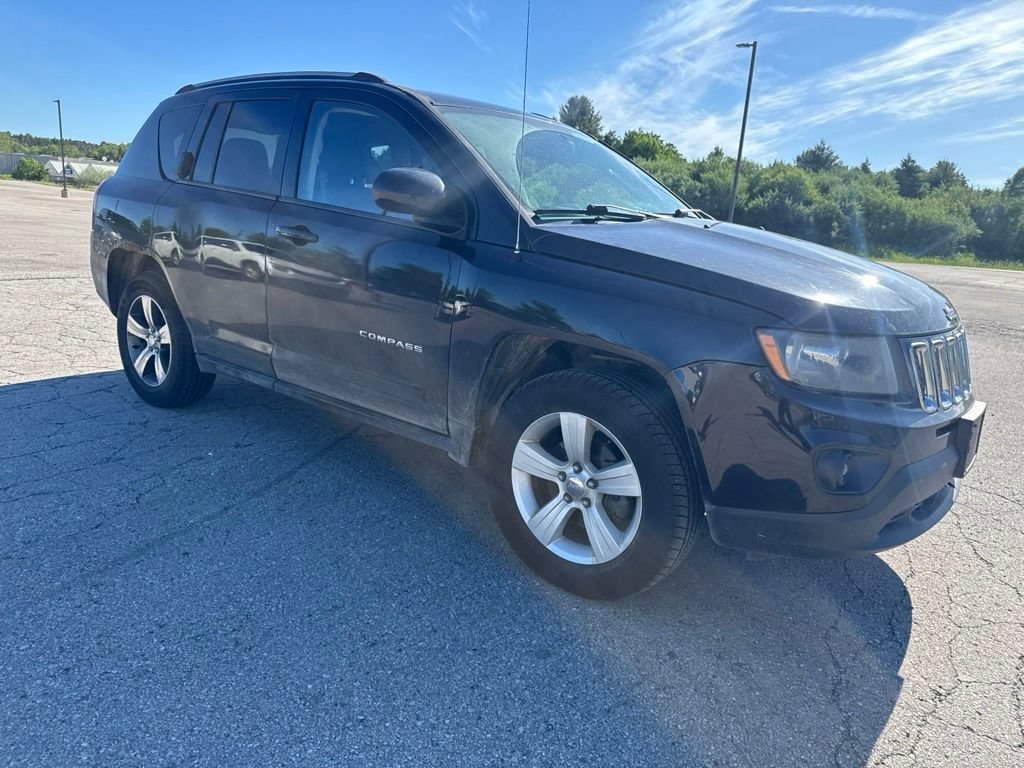 Used 2016  Jeep Latitude image 12