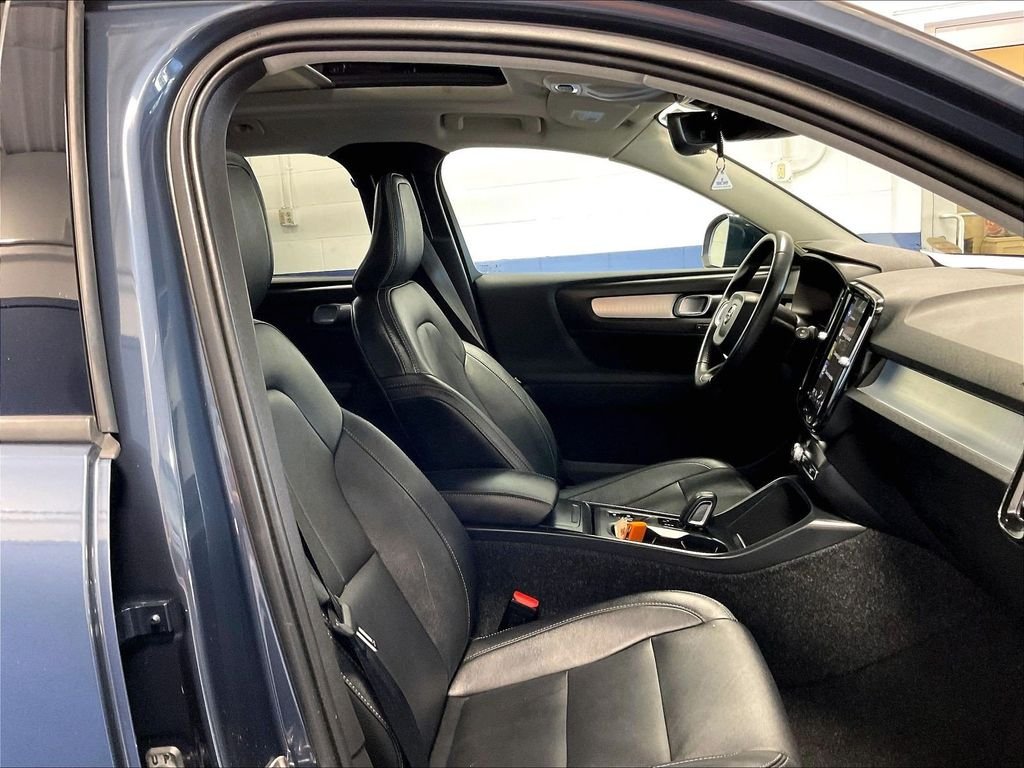 Used 2021 Blue Volvo Momentum image 11