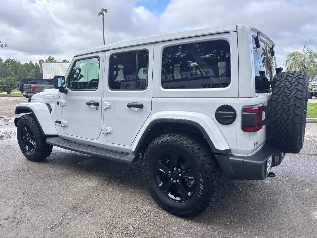 Used 2023 White Jeep Altitude image 9