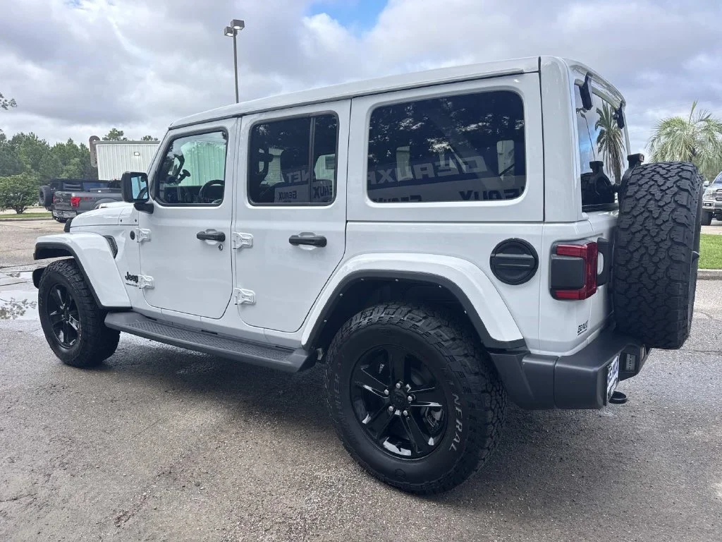 Used 2023 White Jeep Altitude image 9