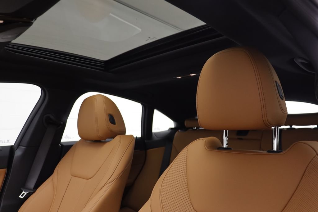 New 2026 Mineral White Metallic BMW xDrive40 image 14