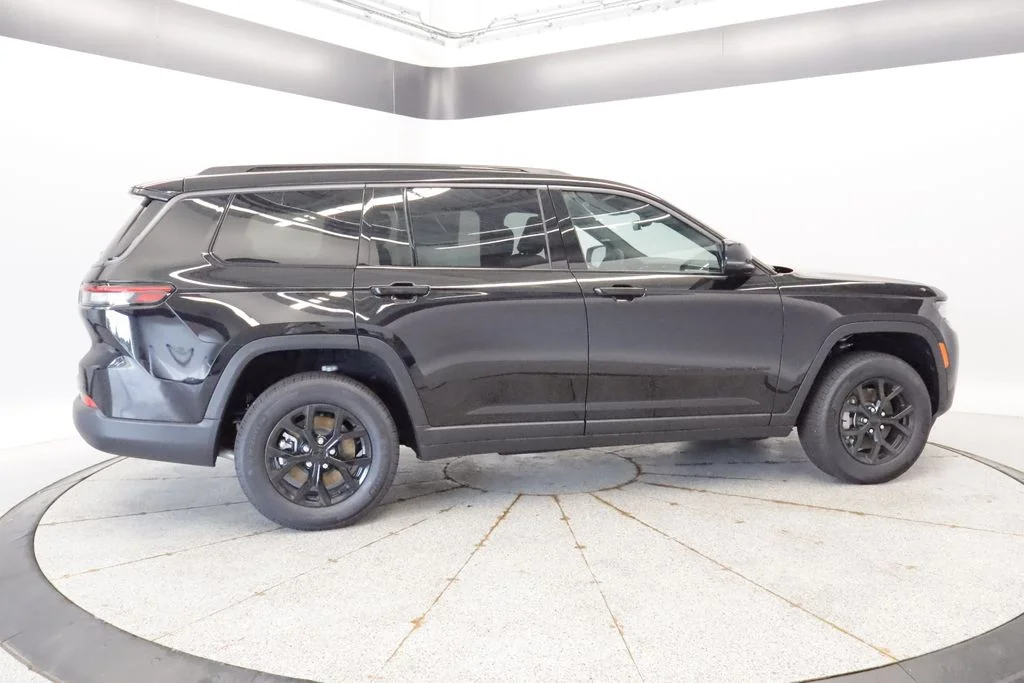 New 2026 Diamond Black Crystal Pearlcoat Jeep Altitude image 8