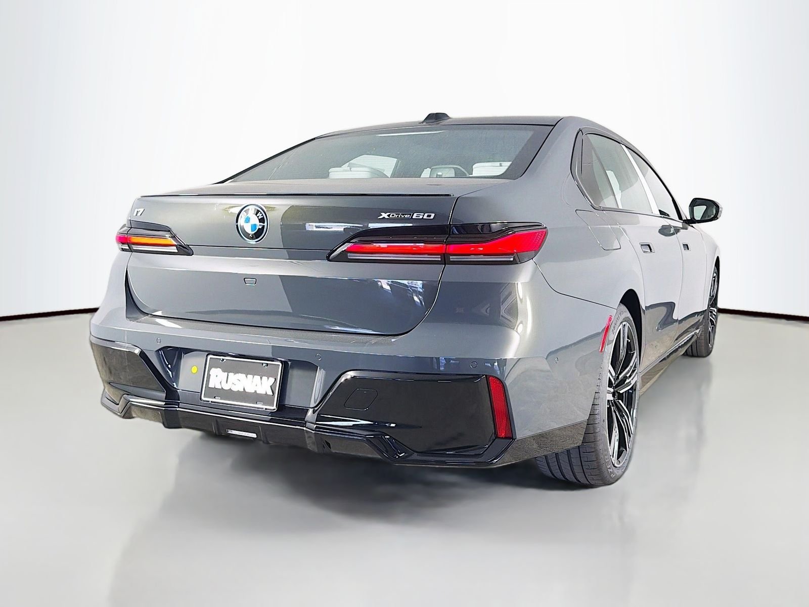 New 2026 Dravit Grey Metallic BMW xDrive60 image 7