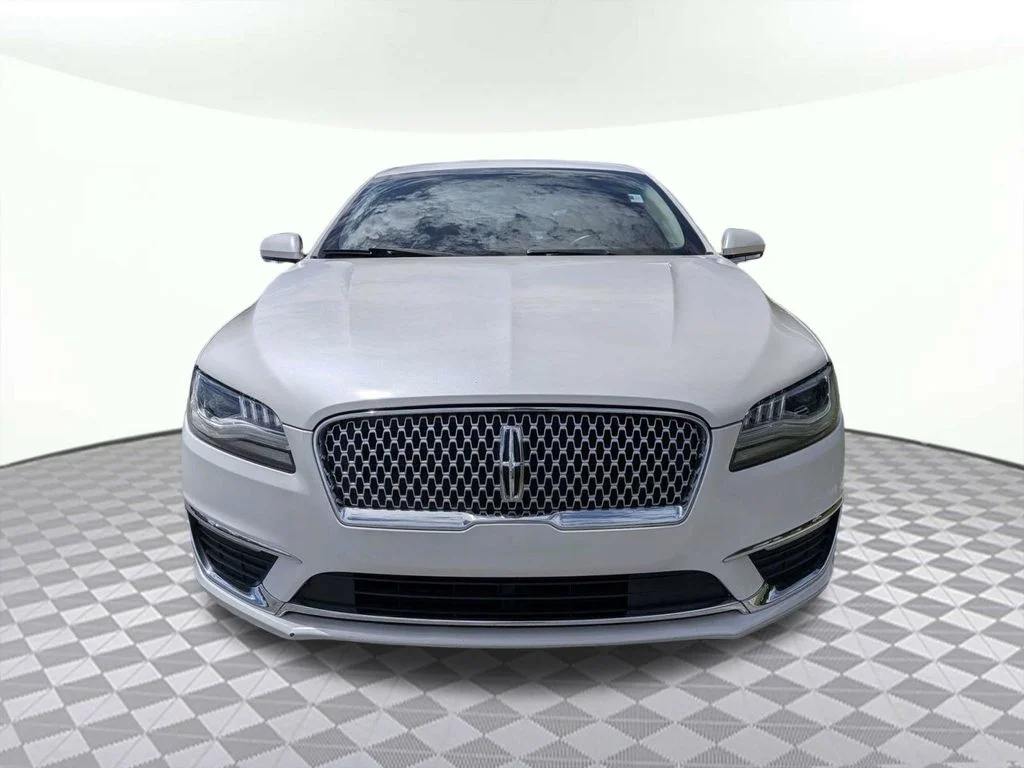 Used 2017 White Lincoln Premiere image 8