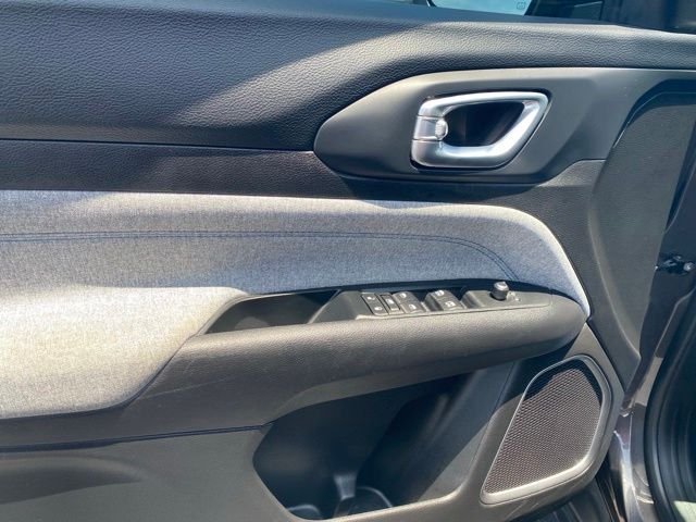 Used 2022 Granite Crystal Clearcoat Metallic Jeep Latitude image 10
