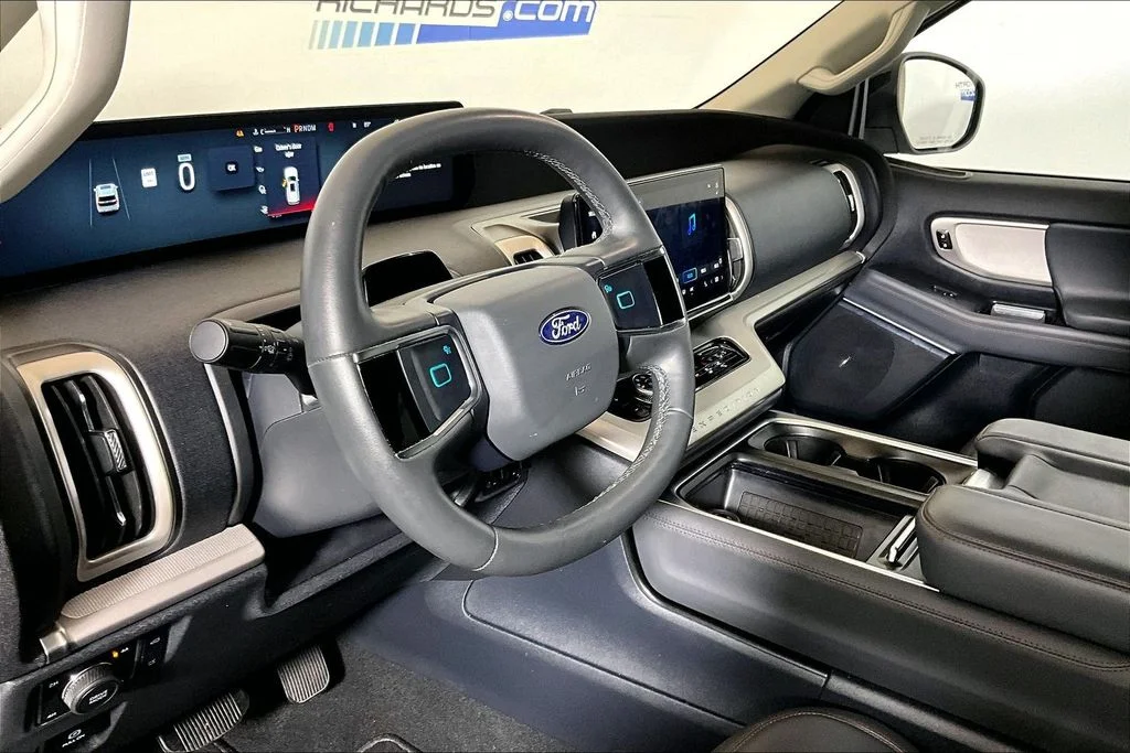 Used 2025 Oxford White Ford Active image 10