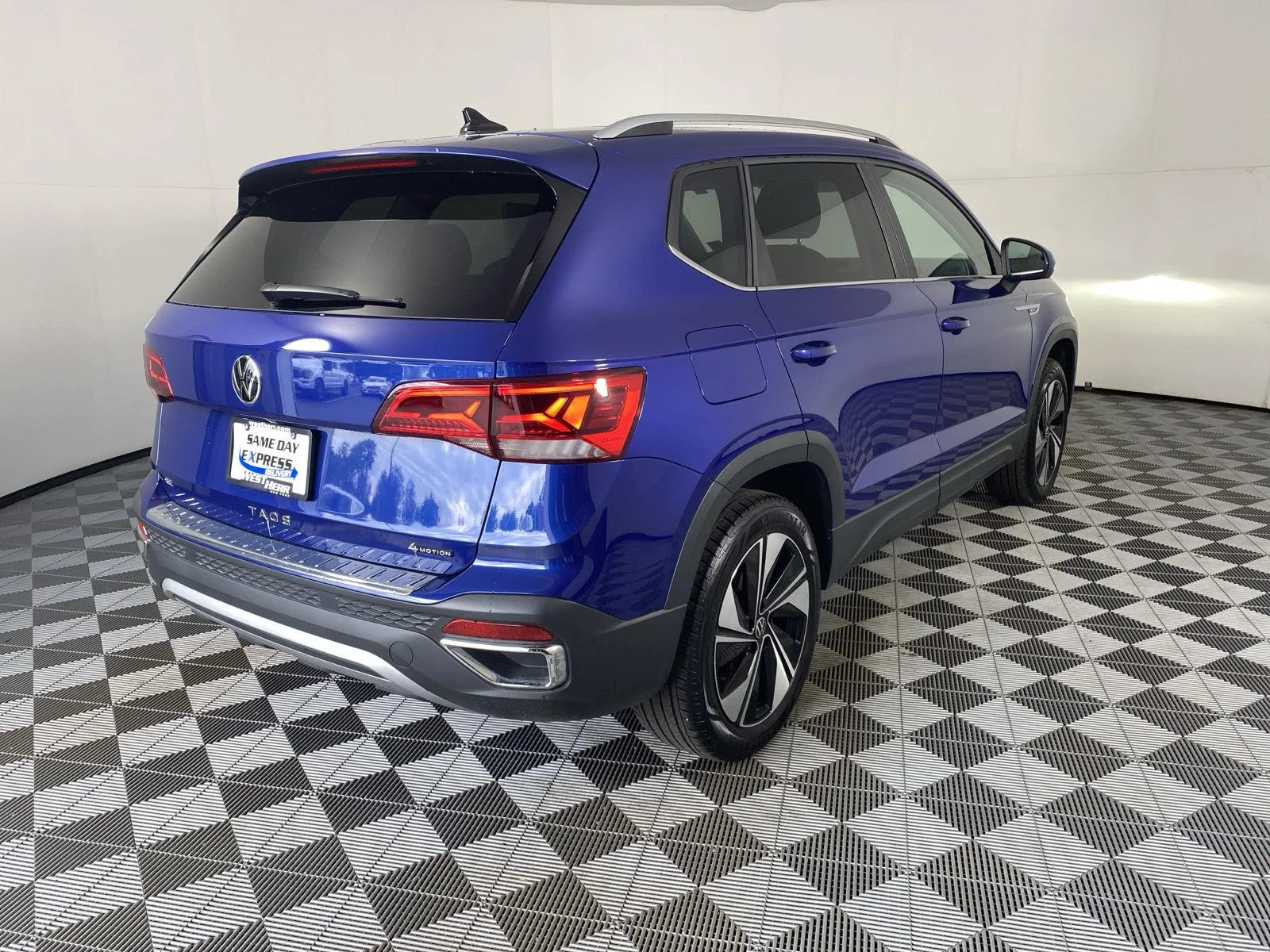 Used 2024 Dusk Blue Metallic Volkswagen SE image 5