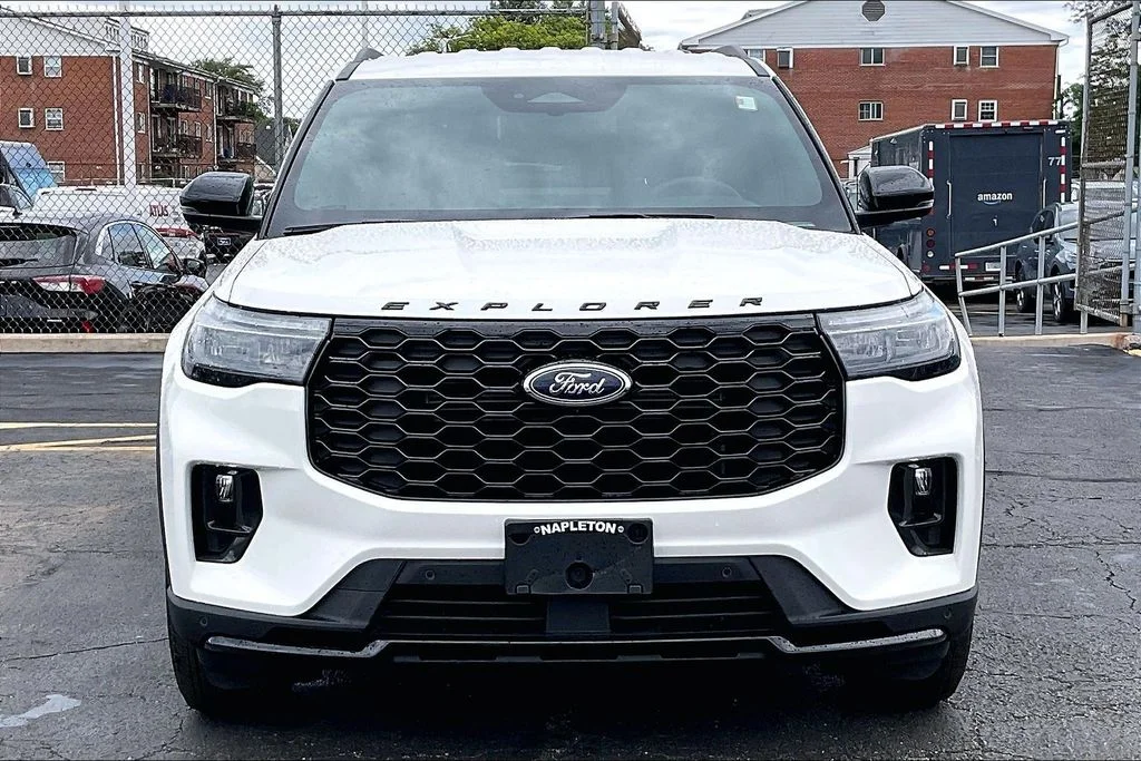 New 2026 Star White Metallic Tri-Coat Ford ST-Line image 2