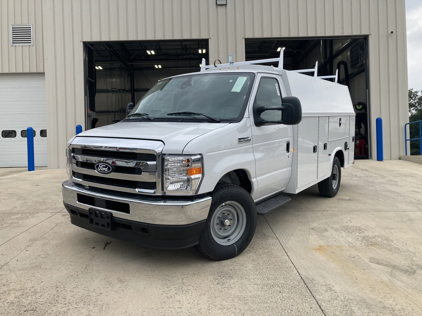 New 2027 Oxford White Ford E-350 SRW image 1