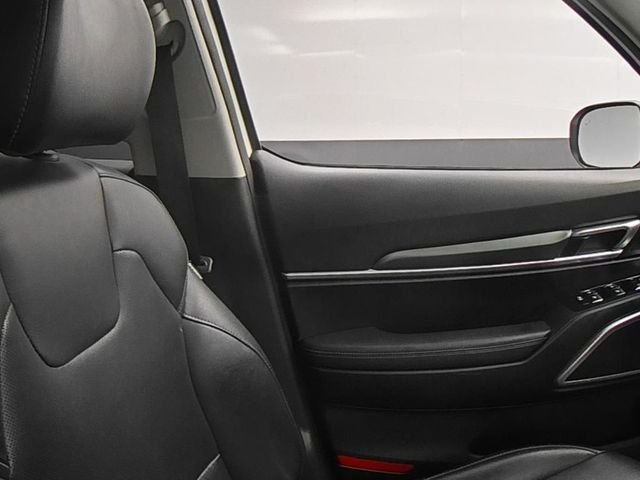Used 2022 White Kia LX image 34