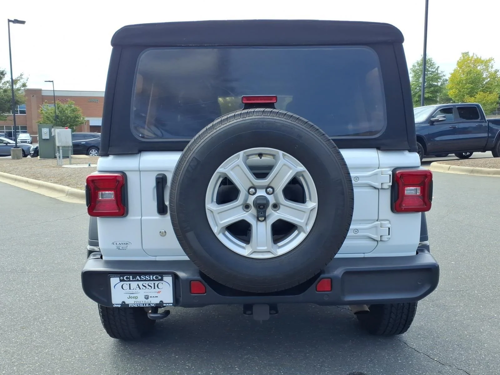 Used 2018 Bright White Clearcoat Jeep Sport S image 16