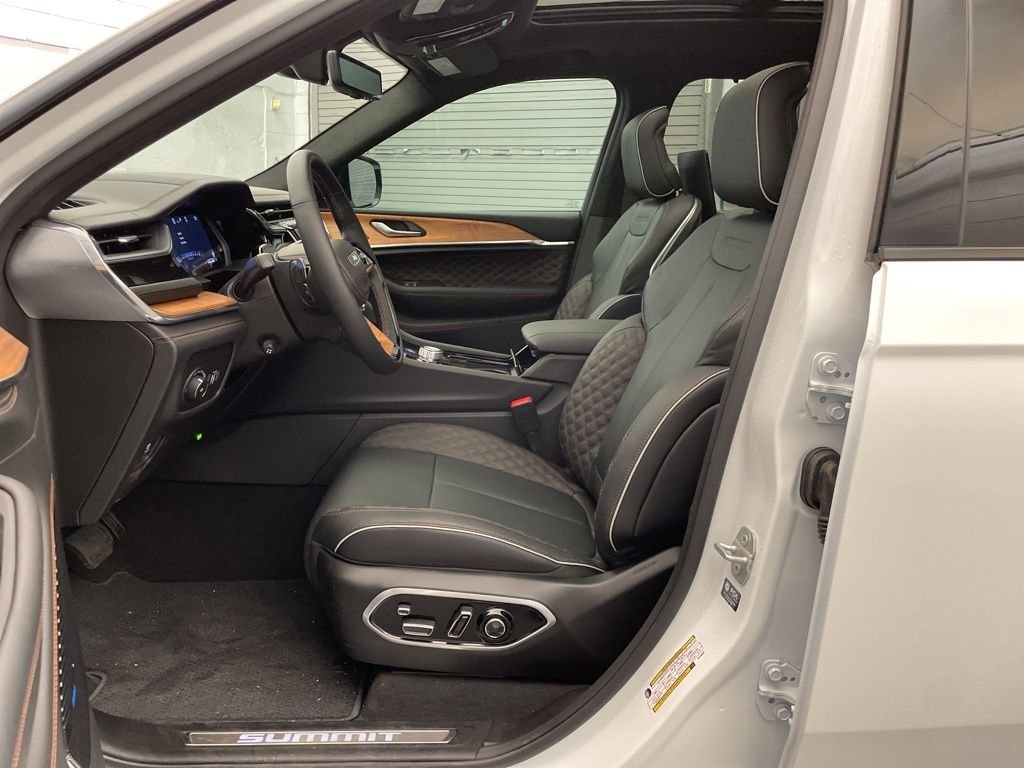 New 2025 Bright White Clear-Coat Exterior Paint Jeep Summit image 24