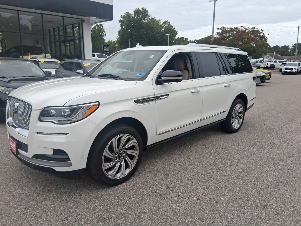 Used 2022 White Lincoln Reserve image 1