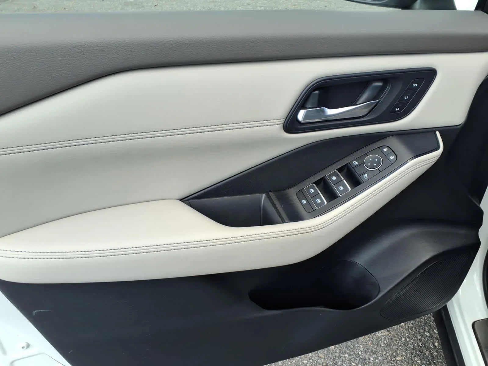 Certified Used 2023 Pearl White Tricoat/Super Black Nissan SL image 17