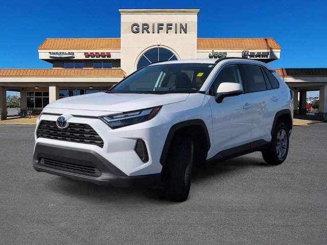 Used 2025 White Toyota XLE image 11