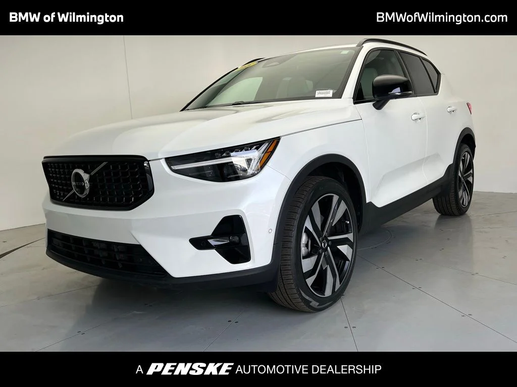 2025 Volvo XC40 B5 Ultra Dark AWD's photo