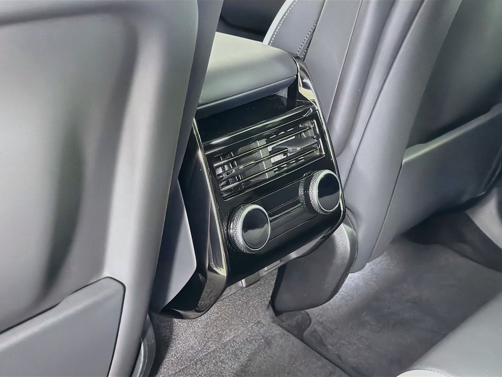 New 2027 Ostuni Pearl White Land Rover Battersea Edition image 28