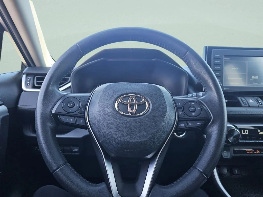 Used 2022 Silver Sky Metallic Toyota XLE Premium image 31