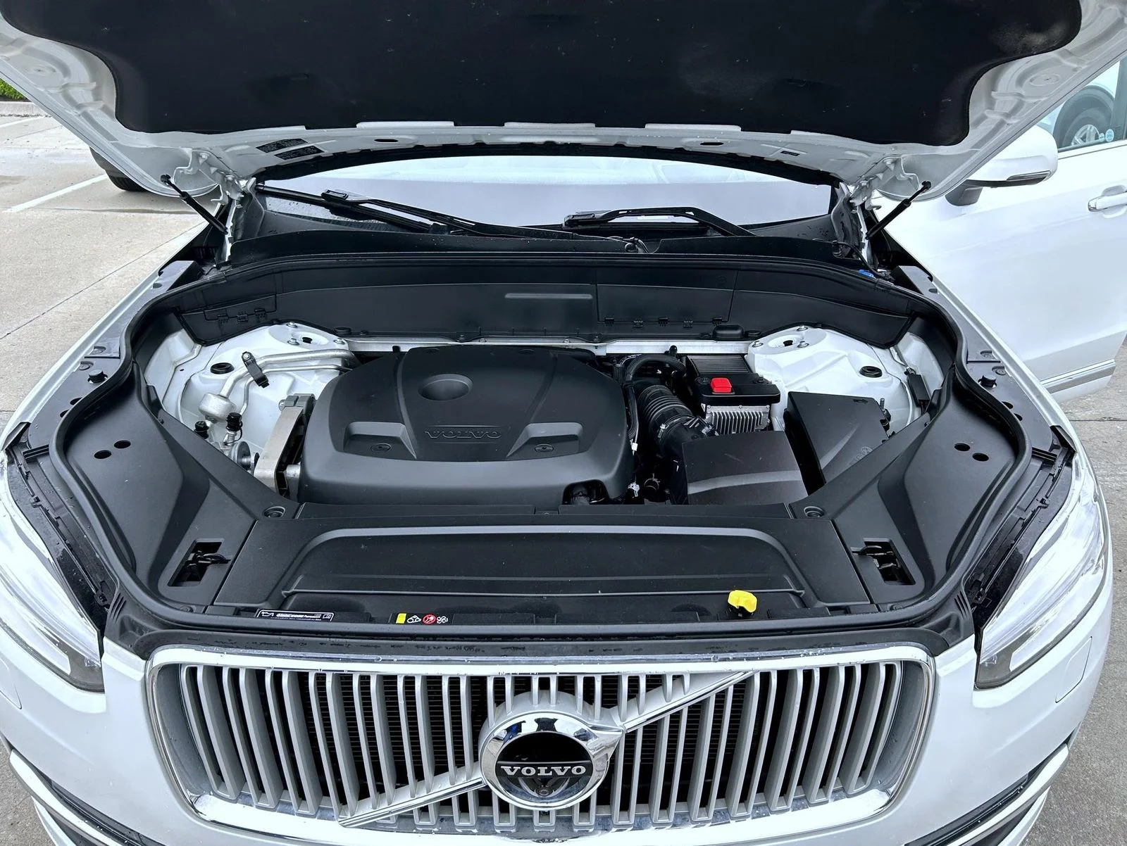 Used 2019 White Volvo T6 Inscription image 24