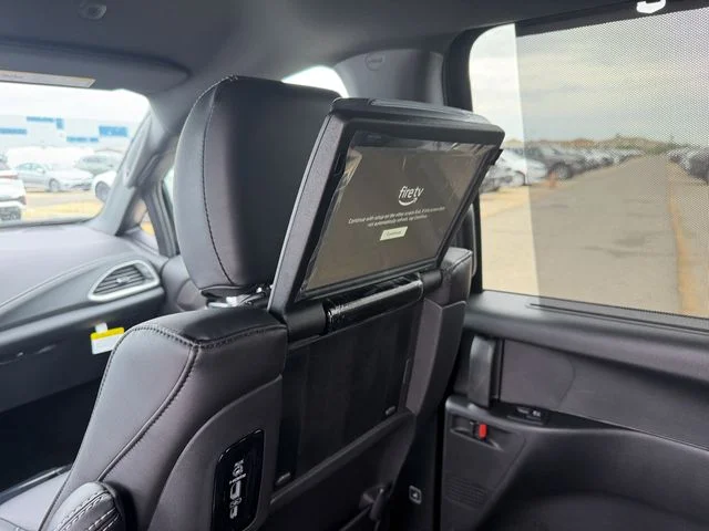 New 2026 Diamond Black Crystal Pearl-Coat Exterior Paint Chrysler Select image 24