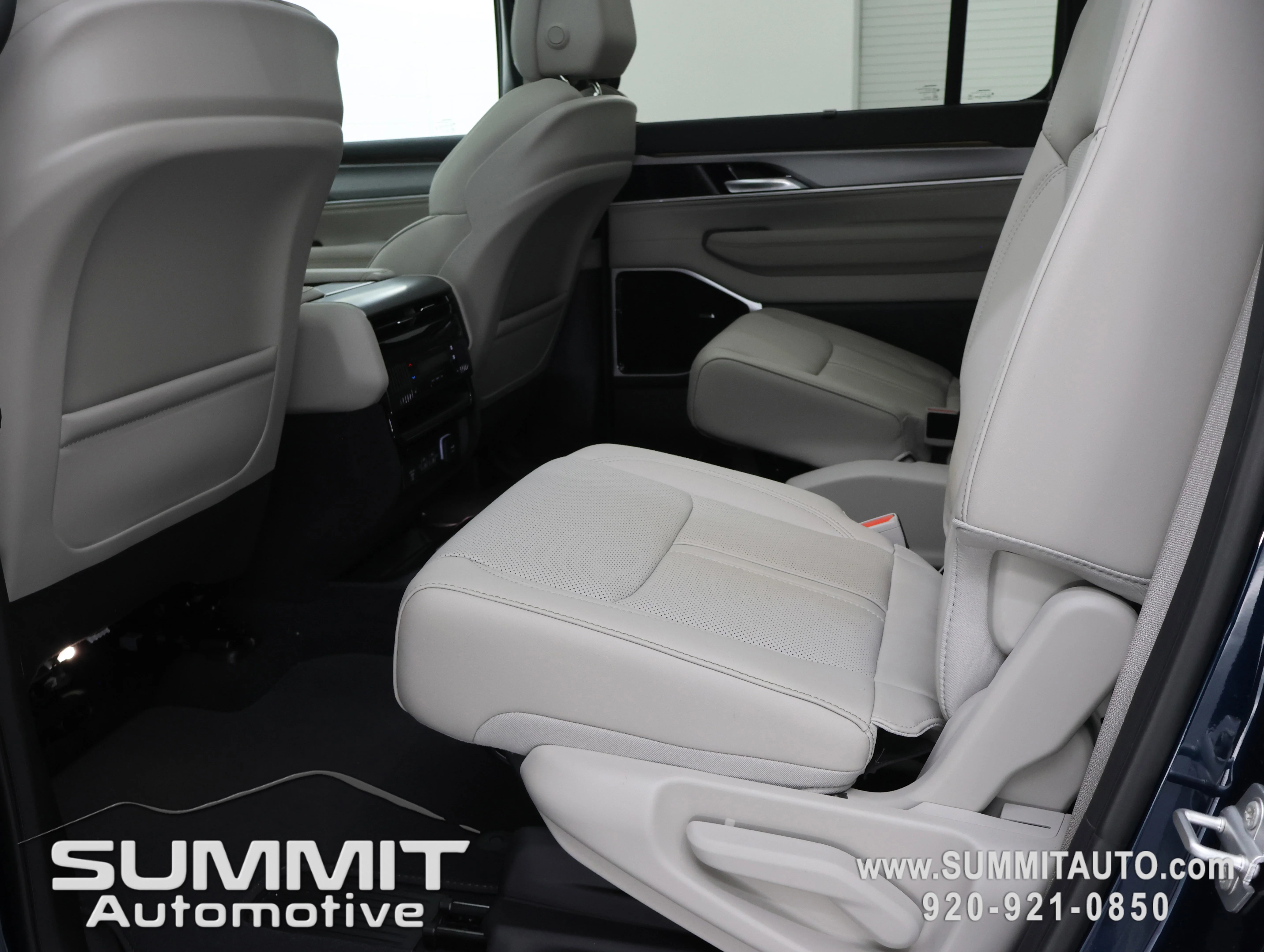 New 2026 Fathom Blue Pearl-Coat Exterior Paint (Late Availability) Jeep Limited Reserve image 37