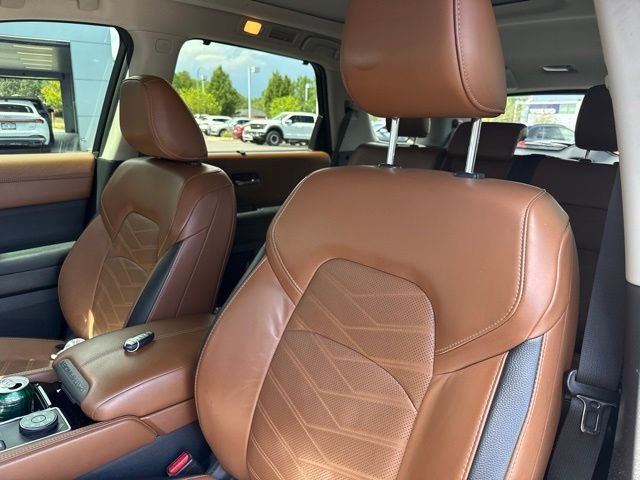 Used 2022 Gray Nissan Platinum image 9