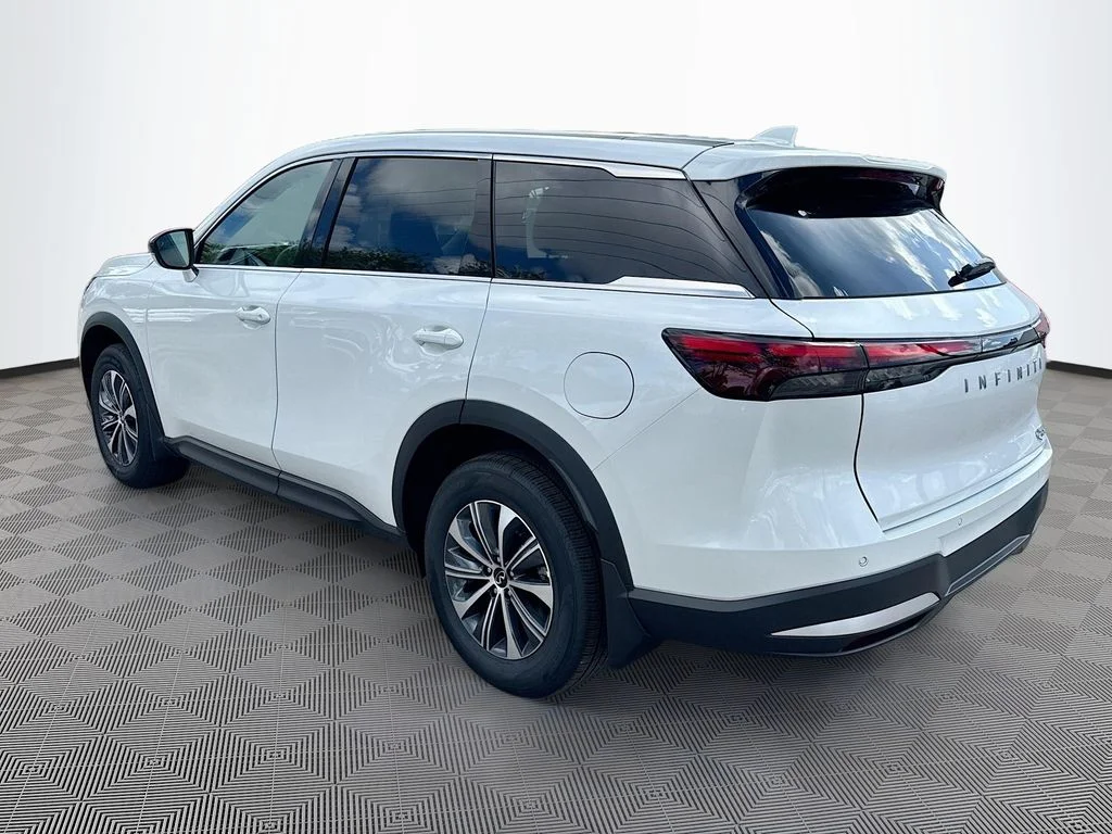 New 2027 RADIANT WHITE INFINITI Pure FWD image 7