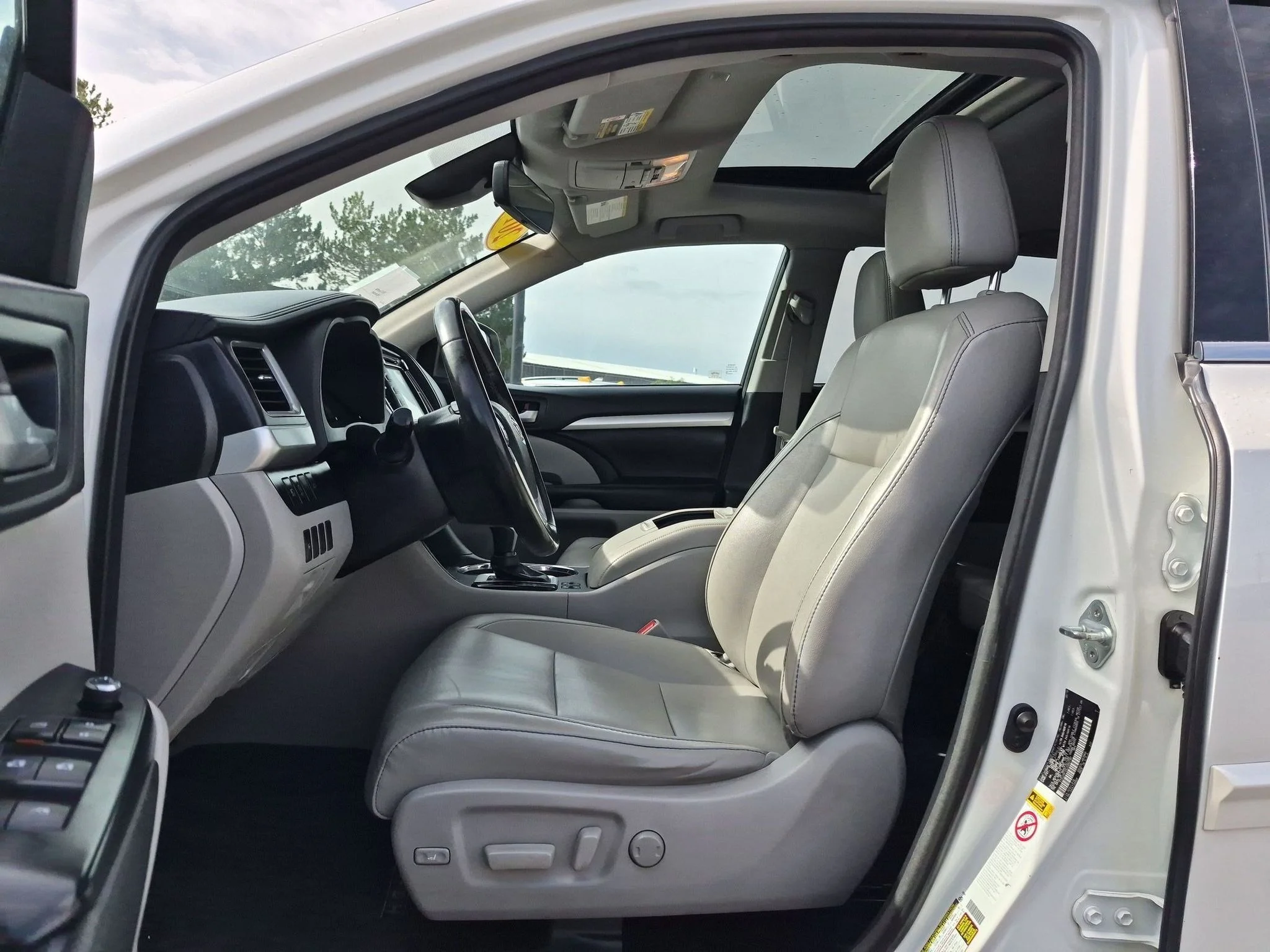 Used 2018 Blizzard Pearl Toyota XLE image 17