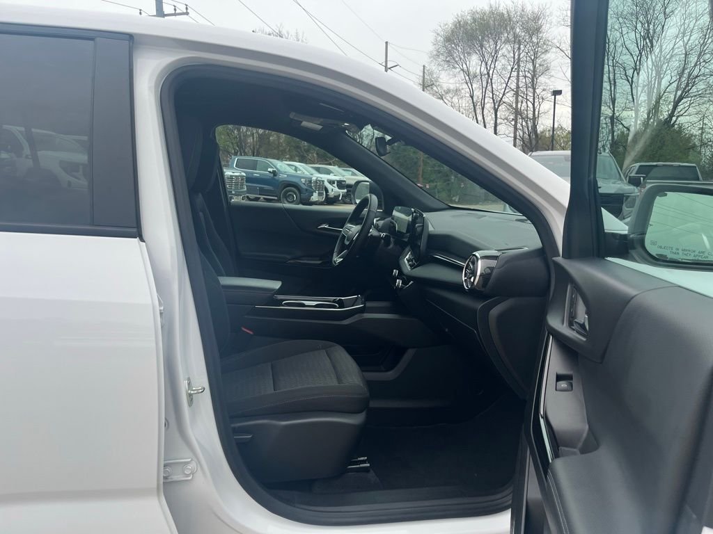 Used 2025 Summit White Chevrolet LT image 32