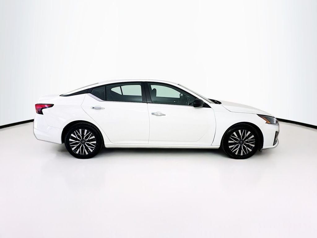 Used 2025 Glacier White Nissan 2.5 SV image 8