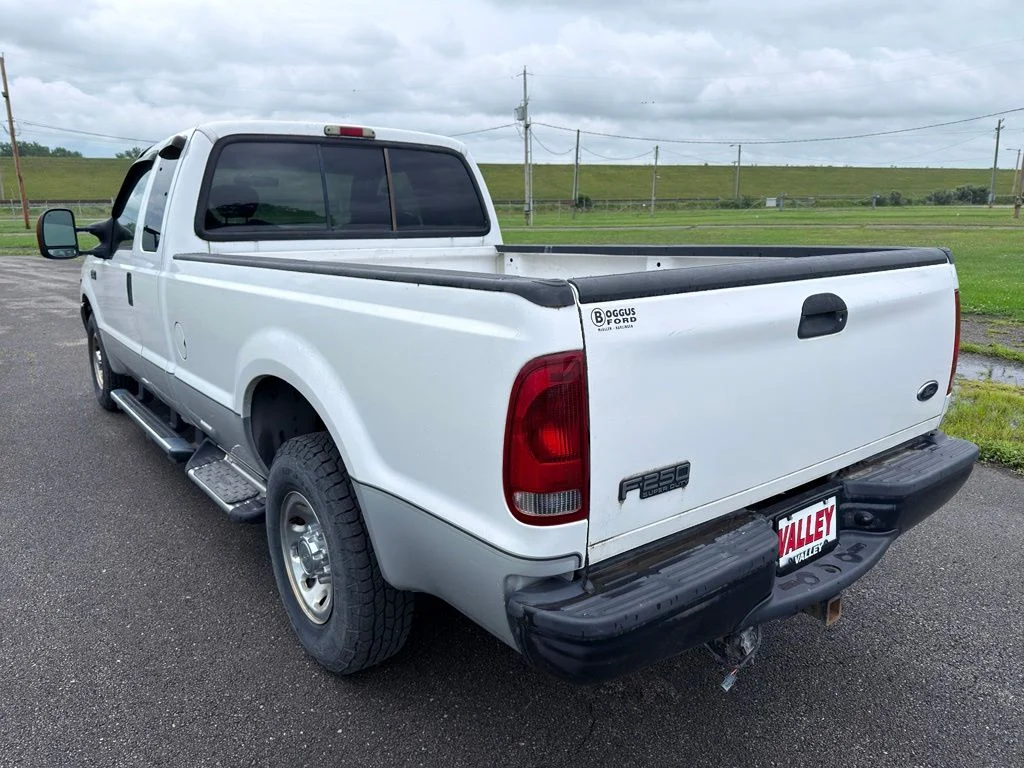 Used 2004 White Ford  image 9