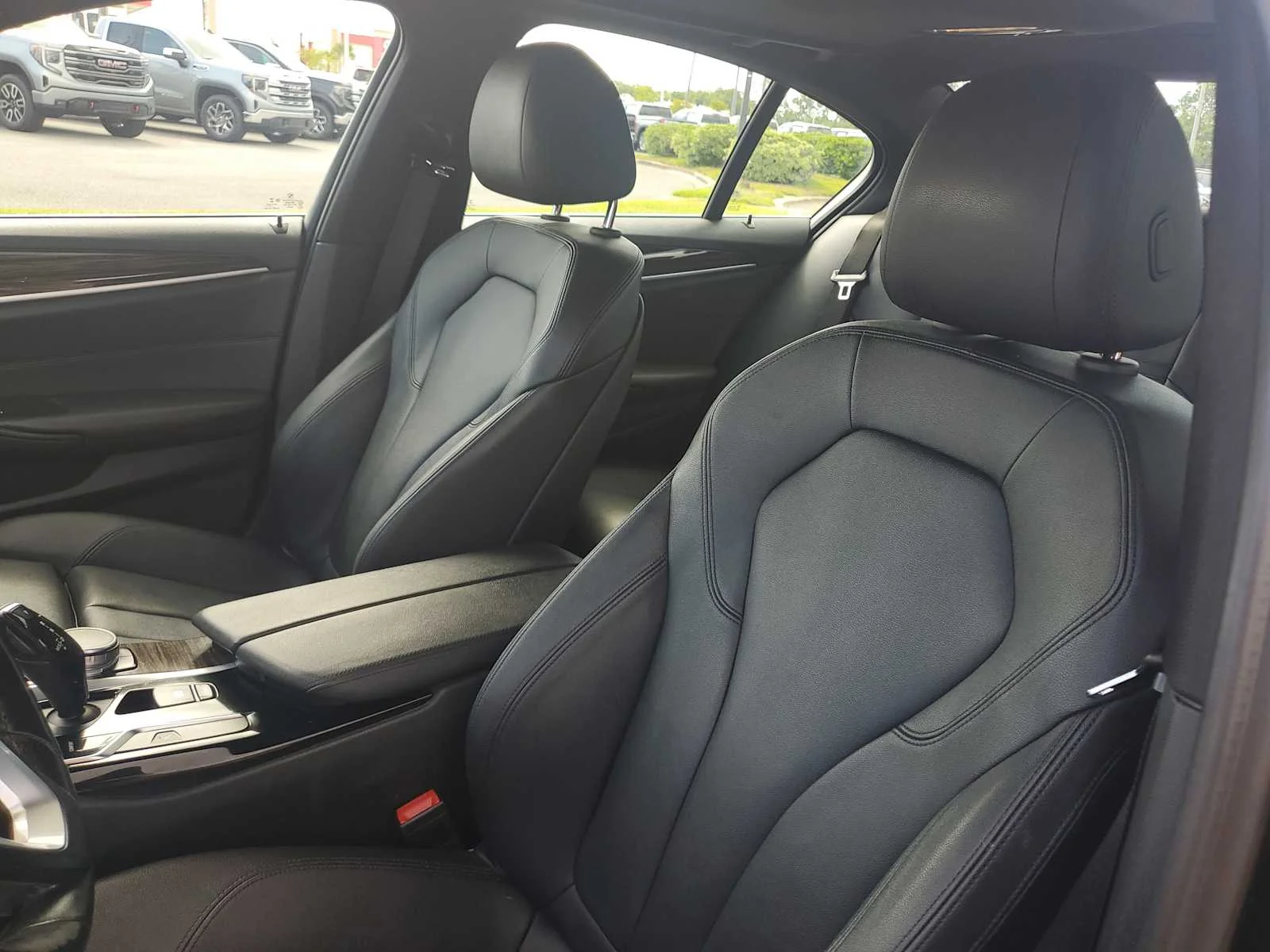 Used 2020 Black Sapphire Metallic BMW 530e iPerformance image 21