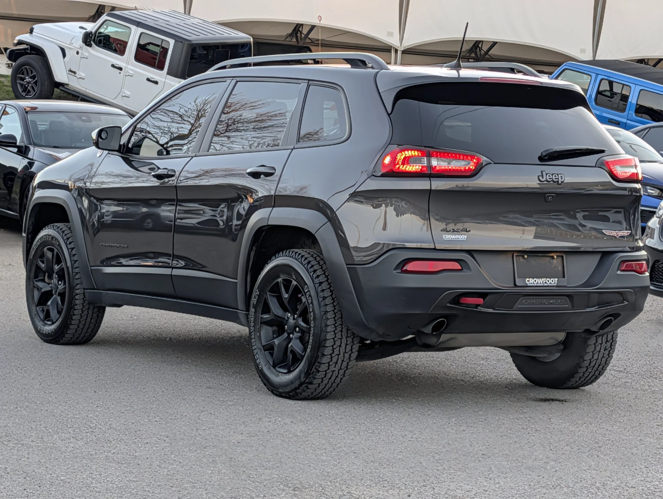 Used 2017 Grey Jeep Trailhawk - Leather - Uconnect 8.4 Touchscree - 4WD 4dr Trailhawk image 6