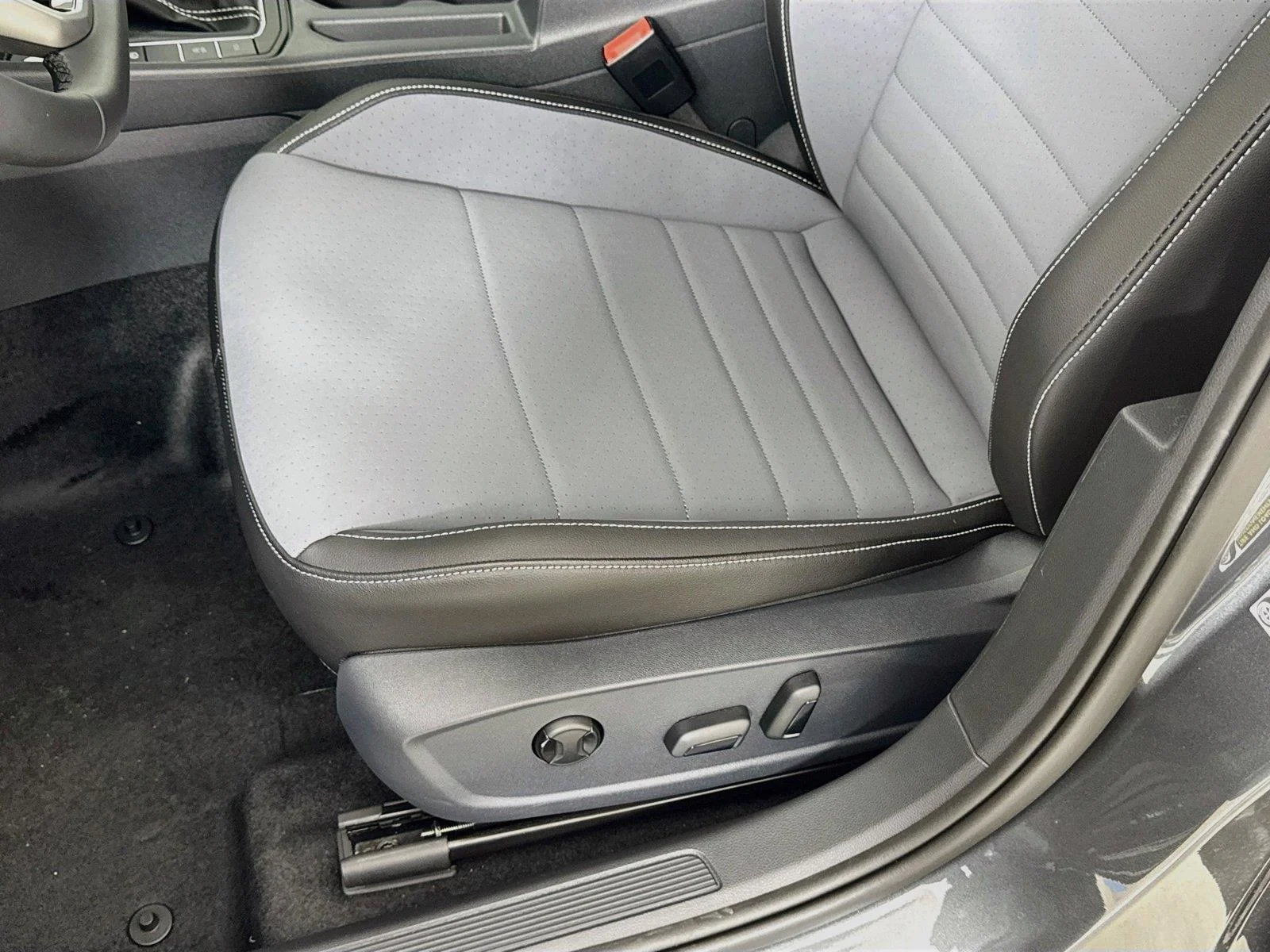 New 2027 GRAY Volkswagen SE image 18
