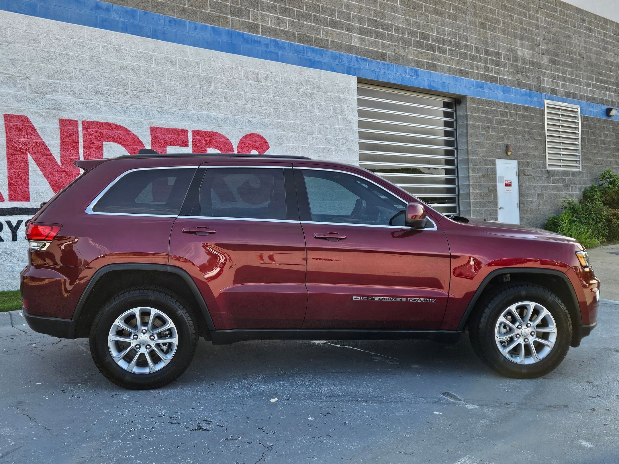 Used 2022 Velvet Red Pearlcoat Jeep Laredo X image 8