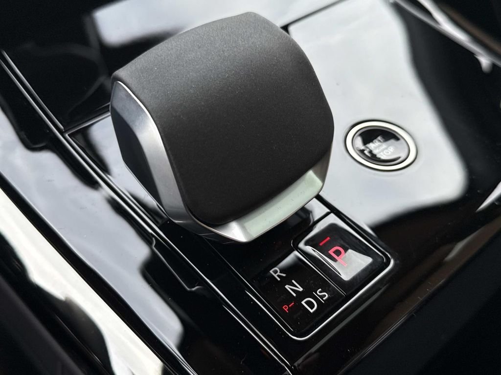 New 2026 Fuji White Land Rover SE image 5